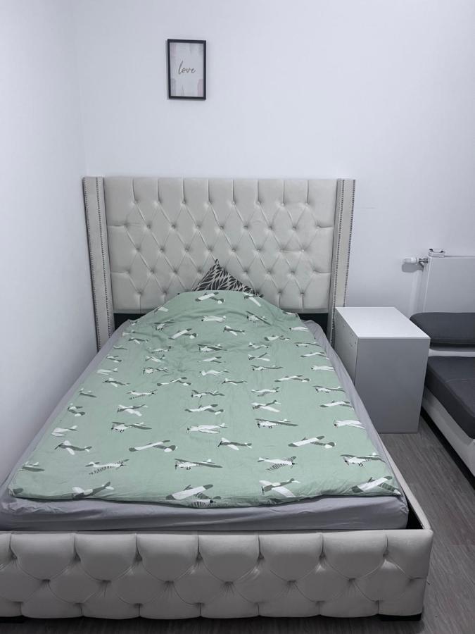 Chambre Individuelle Dans Un Appartement A 37 De Champs Elysees 사르투르빌 외부 사진